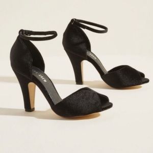 Chelsea Crew size 40 (US 9) Lola in Black Velvet